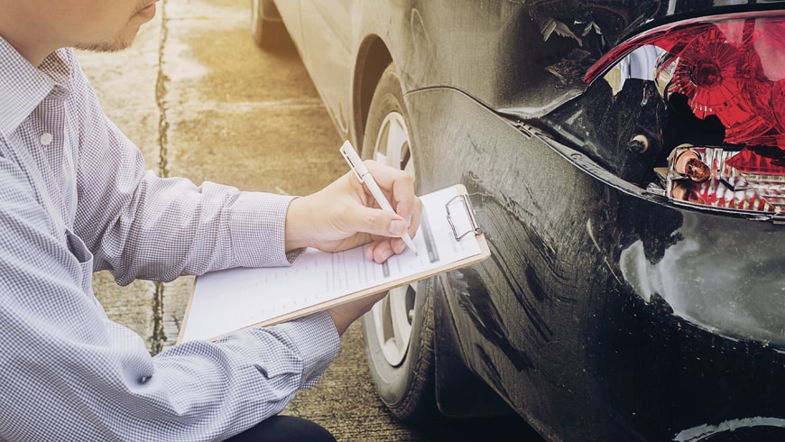 auto body repair estimate for damaged taillight and bumper